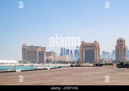 Doha, Katar - 1. Mai 2024: Blick auf neue Viertel in Doha vom Dorf Katara Stockfoto