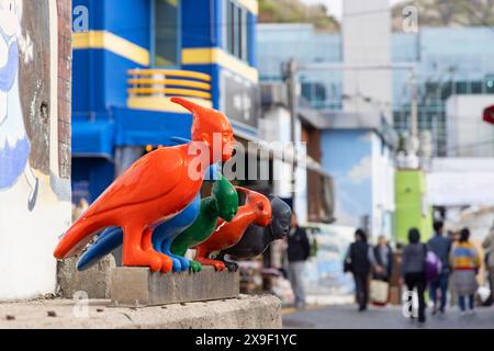 Skulpturen an der Wand im Gamcheon Culture Village, Busan, Südkorea Stockfoto