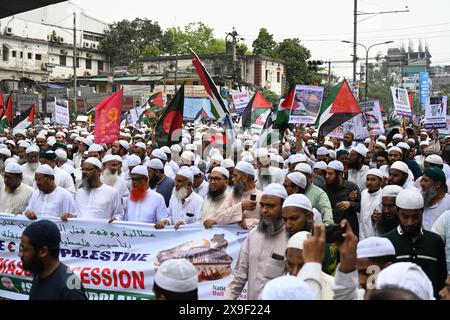 Aktivisten von Islami Andolan Bangladesch veranstalteten am 31. Mai 2024 in der Baitul Mukarram Moschee in Dhaka, Bangladesch, eine Massenprozession, in der sie nach den Freitagsgebeten den Völkermord stoppen und Palästina befreien wollten. Stockfoto