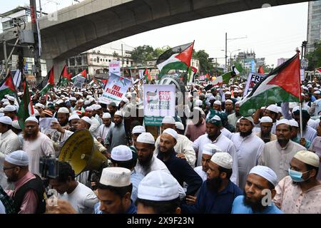 Aktivisten von Islami Andolan Bangladesch veranstalteten am 31. Mai 2024 in der Baitul Mukarram Moschee in Dhaka, Bangladesch, eine Massenprozession, in der sie nach den Freitagsgebeten den Völkermord stoppen und Palästina befreien wollten. Stockfoto