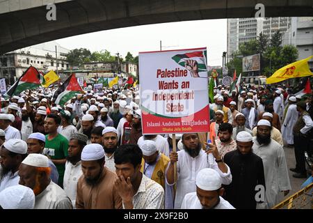 Aktivisten von Islami Andolan Bangladesch veranstalteten am 31. Mai 2024 in der Baitul Mukarram Moschee in Dhaka, Bangladesch, eine Massenprozession, in der sie nach den Freitagsgebeten den Völkermord stoppen und Palästina befreien wollten. Stockfoto