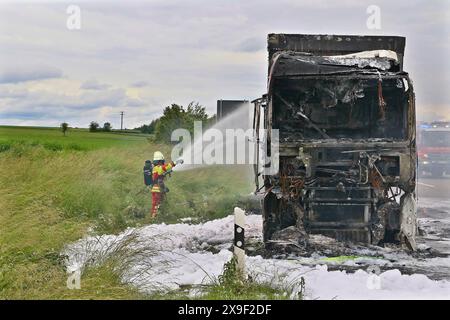 ***BILDER- & INFOUPDATE PRESSEMITTEILUNG*** LKW mit Papierrollen brennt auf der A81 in voller Ausdehnung - Mehrstündige Vollsperrung führt zu Verkehrschaos 22.05.2024: Pressemitteilungen des Polizeipräsidiums Ludwigsburg: Polizeipräsidium Ludwigsburg POL-LB: BAB 81/Pleidelsheim: Fahrstreifen der Autobahn nach Fahrzeugbrand wieder frei gegeben Ludwigsburg ots Nachdem es am Mittwoch 22.05.2024 kurz vor 13,00 Uhr im Bereich der Anschlussstelle Pleidelsheim zu einem LKW-Brand gekommen ist siehe Erstmeldung: https://www.presseportal.de/blaulicht/pm/110974/5784839, konnte gegen 15,50 Uhr der linke F Stockfoto