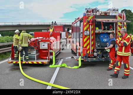 ***BILDER- & INFOUPDATE PRESSEMITTEILUNG*** LKW mit Papierrollen brennt auf der A81 in voller Ausdehnung - Mehrstündige Vollsperrung führt zu Verkehrschaos 22.05.2024: Pressemitteilungen des Polizeipräsidiums Ludwigsburg: Polizeipräsidium Ludwigsburg POL-LB: BAB 81/Pleidelsheim: Fahrstreifen der Autobahn nach Fahrzeugbrand wieder frei gegeben Ludwigsburg ots Nachdem es am Mittwoch 22.05.2024 kurz vor 13,00 Uhr im Bereich der Anschlussstelle Pleidelsheim zu einem LKW-Brand gekommen ist siehe Erstmeldung: https://www.presseportal.de/blaulicht/pm/110974/5784839, konnte gegen 15,50 Uhr der linke F Stockfoto