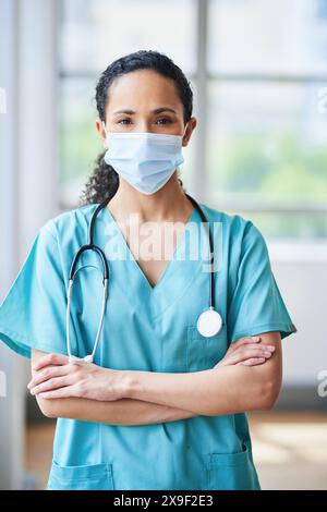 Selbstbewusste Ärztin mit Maske und Stethoskop in einem Krankenhaus Stockfoto