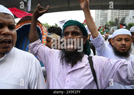 Aktivisten von Islami Andolan Bangladesch veranstalteten am 31. Mai 2024 in der Baitul Mukarram Moschee in Dhaka, Bangladesch, eine Massenprozession, in der sie nach den Freitagsgebeten den Völkermord stoppen und Palästina befreien wollten. Stockfoto