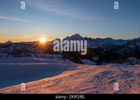 Das schneebedeckte Tal im goldenen Licht des Sonnenuntergangs Stockfoto