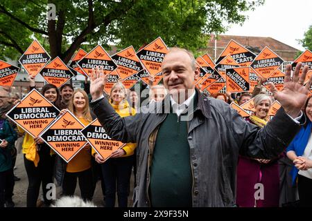 BERKHAMSTED – MAI 31: Ed Davey, Führer der Liberaldemokraten, trifft am 31. Mai 2024 in Berkhamsted, Hertfordshire, Parteibefürworter. Harpenden & Berkhamsted ist ein neuer marginaler Sitz, den die Liberaldemokraten bei den Parlamentswahlen im Juli 2024 von den Konservativen nehmen wollen. Foto: David Levenson/ Alamy Live News Stockfoto