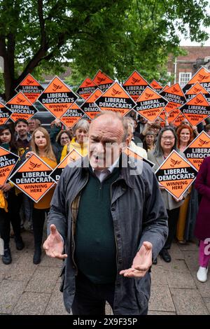 BERKHAMSTED – MAI 31: Ed Davey, Führer der Liberaldemokraten, trifft am 31. Mai 2024 in Berkhamsted, Hertfordshire, Parteibefürworter. Harpenden & Berkhamsted ist ein neuer marginaler Sitz, den die Liberaldemokraten bei den Parlamentswahlen im Juli 2024 von den Konservativen nehmen wollen. Foto: David Levenson/ Alamy Live News Stockfoto