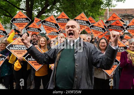 BERKHAMSTED – MAI 31: Ed Davey, Führer der Liberaldemokraten, trifft am 31. Mai 2024 in Berkhamsted, Hertfordshire, Parteibefürworter. Harpenden & Berkhamsted ist ein neuer marginaler Sitz, den die Liberaldemokraten bei den Parlamentswahlen im Juli 2024 von den Konservativen nehmen wollen. Foto: David Levenson/ Alamy Live News Stockfoto