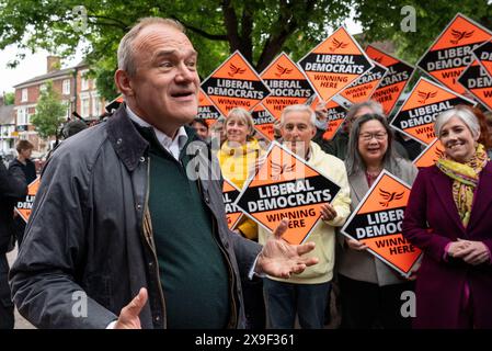 BERKHAMSTED – MAI 31: Ed Davey, Führer der Liberaldemokraten, trifft am 31. Mai 2024 in Berkhamsted, Hertfordshire, Parteibefürworter. Harpenden & Berkhamsted ist ein neuer marginaler Sitz, den die Liberaldemokraten bei den Parlamentswahlen im Juli 2024 von den Konservativen nehmen wollen. Foto: David Levenson/ Alamy Live News Stockfoto