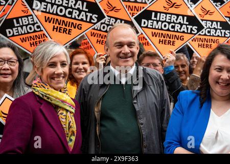 BERKHAMSTED – MAI 31: Ed Davey, Führer der Liberaldemokraten, trifft am 31. Mai 2024 in Berkhamsted, Hertfordshire, Parteibefürworter. Links ist Daisy Cooper, liberale Abgeordnete für St. Albans, rechts Victoria Collins, liberale Kandidatin für Harpenden & Berkhamsted. Harpenden & Berkhamsted ist ein neuer marginaler Sitz, den die Liberaldemokraten bei den Parlamentswahlen im Juli 2024 von den Konservativen nehmen wollen. Foto: David Levenson/ Alamy Live News Stockfoto