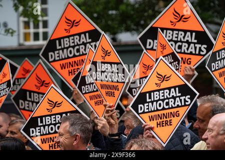 BERKHAMSTED – MAI 31: Ed Davey, Führer der Liberaldemokraten, trifft am 31. Mai 2024 in Berkhamsted, Hertfordshire, Parteibefürworter. Harpenden & Berkhamsted ist ein neuer marginaler Sitz, den die Liberaldemokraten bei den Parlamentswahlen im Juli 2024 von den Konservativen nehmen wollen. Foto: David Levenson/ Alamy Live News Stockfoto
