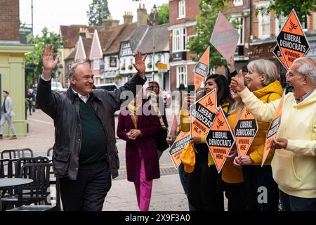 BERKHAMSTED – MAI 31: Ed Davey, Führer der Liberaldemokraten, trifft am 31. Mai 2024 in Berkhamsted, Hertfordshire, Parteibefürworter. Harpenden & Berkhamsted ist ein neuer marginaler Sitz, den die Liberaldemokraten bei den Parlamentswahlen im Juli 2024 von den Konservativen nehmen wollen. Foto: David Levenson/ Alamy Live News Stockfoto