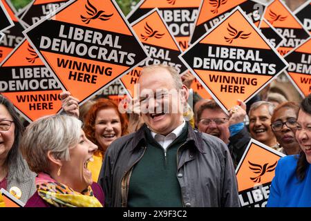 BERKHAMSTED – MAI 31: Ed Davey, Führer der Liberaldemokraten, trifft am 31. Mai 2024 in Berkhamsted, Hertfordshire, Parteibefürworter. Links ist Daisy Cooper, liberale Abgeordnete für St. Albans, rechts Victoria Collins, liberale Kandidatin für Harpenden & Berkhamsted. Harpenden & Berkhamsted ist ein neuer marginaler Sitz, den die Liberaldemokraten bei den Parlamentswahlen im Juli 2024 von den Konservativen nehmen wollen. Foto: David Levenson/ Alamy Live News Stockfoto