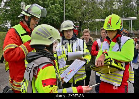 ***PRESSEMITTEILUNG & BILDERGALERIE*** Großangelegte Übung von Feuerwehr & ASB, Organisationen üben Massenanfall von Verletzten MANV in Klärwerk und Industriebrache 18.05.2024: Pressemitteilung des ASB Region Ludwigsburg: Presseinformation Feuerwehr und Rettungsdienst trainieren den Ernstfall am 18. Mai 2024 MANV-Übung am 18. Mai 2024 Markgröningen / Ludwigsburg, 17. Mai 2024 Uhr Samstag, den 18. Mai 2024 findet im Bereich Markgröningen eine Übung mit dem Rettungsdienst des ASB Region Ludwigsburg und der Freiwilligen Feuerwehr in Markgröningen zum Thema Massenanfall von Verletzten MANV statt. F Stockfoto