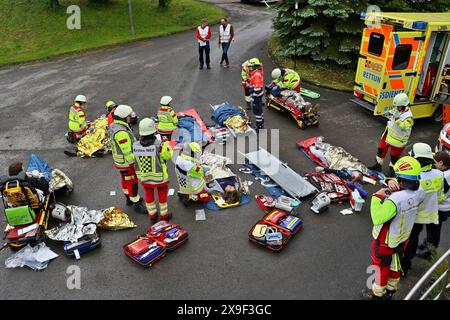 ***PRESSEMITTEILUNG & BILDERGALERIE*** Großangelegte Übung von Feuerwehr & ASB, Organisationen üben Massenanfall von Verletzten MANV in Klärwerk und Industriebrache 18.05.2024: Pressemitteilung des ASB Region Ludwigsburg: Presseinformation Feuerwehr und Rettungsdienst trainieren den Ernstfall am 18. Mai 2024 MANV-Übung am 18. Mai 2024 Markgröningen / Ludwigsburg, 17. Mai 2024 Uhr Samstag, den 18. Mai 2024 findet im Bereich Markgröningen eine Übung mit dem Rettungsdienst des ASB Region Ludwigsburg und der Freiwilligen Feuerwehr in Markgröningen zum Thema Massenanfall von Verletzten MANV statt. F Stockfoto