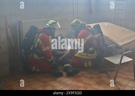 ***PRESSEMITTEILUNG & BILDERGALERIE*** Großangelegte Übung von Feuerwehr & ASB, Organisationen üben Massenanfall von Verletzten MANV in Klärwerk und Industriebrache 18.05.2024: Pressemitteilung des ASB Region Ludwigsburg: Presseinformation Feuerwehr und Rettungsdienst trainieren den Ernstfall am 18. Mai 2024 MANV-Übung am 18. Mai 2024 Markgröningen / Ludwigsburg, 17. Mai 2024 Uhr Samstag, den 18. Mai 2024 findet im Bereich Markgröningen eine Übung mit dem Rettungsdienst des ASB Region Ludwigsburg und der Freiwilligen Feuerwehr in Markgröningen zum Thema Massenanfall von Verletzten MANV statt. F Stockfoto