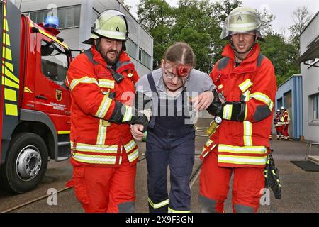 ***PRESSEMITTEILUNG & BILDERGALERIE*** Großangelegte Übung von Feuerwehr & ASB, Organisationen üben Massenanfall von Verletzten MANV in Klärwerk und Industriebrache 18.05.2024: Pressemitteilung des ASB Region Ludwigsburg: Presseinformation Feuerwehr und Rettungsdienst trainieren den Ernstfall am 18. Mai 2024 MANV-Übung am 18. Mai 2024 Markgröningen / Ludwigsburg, 17. Mai 2024 Uhr Samstag, den 18. Mai 2024 findet im Bereich Markgröningen eine Übung mit dem Rettungsdienst des ASB Region Ludwigsburg und der Freiwilligen Feuerwehr in Markgröningen zum Thema Massenanfall von Verletzten MANV statt. F Stockfoto