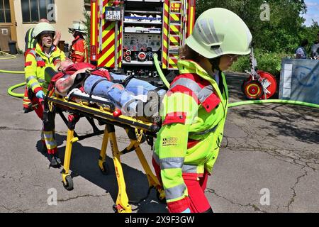 ***PRESSEMITTEILUNG & BILDERGALERIE*** Großangelegte Übung von Feuerwehr & ASB, Organisationen üben Massenanfall von Verletzten MANV in Klärwerk und Industriebrache 18.05.2024: Pressemitteilung des ASB Region Ludwigsburg: Presseinformation Feuerwehr und Rettungsdienst trainieren den Ernstfall am 18. Mai 2024 MANV-Übung am 18. Mai 2024 Markgröningen / Ludwigsburg, 17. Mai 2024 Uhr Samstag, den 18. Mai 2024 findet im Bereich Markgröningen eine Übung mit dem Rettungsdienst des ASB Region Ludwigsburg und der Freiwilligen Feuerwehr in Markgröningen zum Thema Massenanfall von Verletzten MANV statt. F Stockfoto
