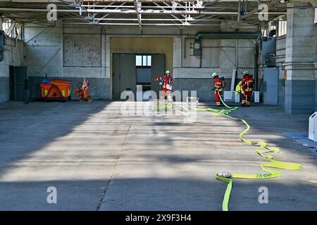 ***PRESSEMITTEILUNG & BILDERGALERIE*** Großangelegte Übung von Feuerwehr & ASB, Organisationen üben Massenanfall von Verletzten MANV in Klärwerk und Industriebrache 18.05.2024: Pressemitteilung des ASB Region Ludwigsburg: Presseinformation Feuerwehr und Rettungsdienst trainieren den Ernstfall am 18. Mai 2024 MANV-Übung am 18. Mai 2024 Markgröningen / Ludwigsburg, 17. Mai 2024 Uhr Samstag, den 18. Mai 2024 findet im Bereich Markgröningen eine Übung mit dem Rettungsdienst des ASB Region Ludwigsburg und der Freiwilligen Feuerwehr in Markgröningen zum Thema Massenanfall von Verletzten MANV statt. F Stockfoto