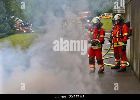 ***PRESSEMITTEILUNG & BILDERGALERIE*** Großangelegte Übung von Feuerwehr & ASB, Organisationen üben Massenanfall von Verletzten MANV in Klärwerk und Industriebrache 18.05.2024: Pressemitteilung des ASB Region Ludwigsburg: Presseinformation Feuerwehr und Rettungsdienst trainieren den Ernstfall am 18. Mai 2024 MANV-Übung am 18. Mai 2024 Markgröningen / Ludwigsburg, 17. Mai 2024 Uhr Samstag, den 18. Mai 2024 findet im Bereich Markgröningen eine Übung mit dem Rettungsdienst des ASB Region Ludwigsburg und der Freiwilligen Feuerwehr in Markgröningen zum Thema Massenanfall von Verletzten MANV statt. F Stockfoto