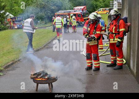 ***PRESSEMITTEILUNG & BILDERGALERIE*** Großangelegte Übung von Feuerwehr & ASB, Organisationen üben Massenanfall von Verletzten MANV in Klärwerk und Industriebrache 18.05.2024: Pressemitteilung des ASB Region Ludwigsburg: Presseinformation Feuerwehr und Rettungsdienst trainieren den Ernstfall am 18. Mai 2024 MANV-Übung am 18. Mai 2024 Markgröningen / Ludwigsburg, 17. Mai 2024 Uhr Samstag, den 18. Mai 2024 findet im Bereich Markgröningen eine Übung mit dem Rettungsdienst des ASB Region Ludwigsburg und der Freiwilligen Feuerwehr in Markgröningen zum Thema Massenanfall von Verletzten MANV statt. F Stockfoto