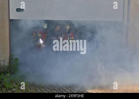 ***PRESSEMITTEILUNG & BILDERGALERIE*** Großangelegte Übung von Feuerwehr & ASB, Organisationen üben Massenanfall von Verletzten MANV in Klärwerk und Industriebrache 18.05.2024: Pressemitteilung des ASB Region Ludwigsburg: Presseinformation Feuerwehr und Rettungsdienst trainieren den Ernstfall am 18. Mai 2024 MANV-Übung am 18. Mai 2024 Markgröningen / Ludwigsburg, 17. Mai 2024 Uhr Samstag, den 18. Mai 2024 findet im Bereich Markgröningen eine Übung mit dem Rettungsdienst des ASB Region Ludwigsburg und der Freiwilligen Feuerwehr in Markgröningen zum Thema Massenanfall von Verletzten MANV statt. F Stockfoto