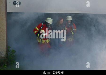 ***PRESSEMITTEILUNG & BILDERGALERIE*** Großangelegte Übung von Feuerwehr & ASB, Organisationen üben Massenanfall von Verletzten MANV in Klärwerk und Industriebrache 18.05.2024: Pressemitteilung des ASB Region Ludwigsburg: Presseinformation Feuerwehr und Rettungsdienst trainieren den Ernstfall am 18. Mai 2024 MANV-Übung am 18. Mai 2024 Markgröningen / Ludwigsburg, 17. Mai 2024 Uhr Samstag, den 18. Mai 2024 findet im Bereich Markgröningen eine Übung mit dem Rettungsdienst des ASB Region Ludwigsburg und der Freiwilligen Feuerwehr in Markgröningen zum Thema Massenanfall von Verletzten MANV statt. F Stockfoto