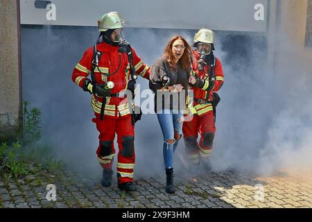 ***PRESSEMITTEILUNG & BILDERGALERIE*** Großangelegte Übung von Feuerwehr & ASB, Organisationen üben Massenanfall von Verletzten MANV in Klärwerk und Industriebrache 18.05.2024: Pressemitteilung des ASB Region Ludwigsburg: Presseinformation Feuerwehr und Rettungsdienst trainieren den Ernstfall am 18. Mai 2024 MANV-Übung am 18. Mai 2024 Markgröningen / Ludwigsburg, 17. Mai 2024 Uhr Samstag, den 18. Mai 2024 findet im Bereich Markgröningen eine Übung mit dem Rettungsdienst des ASB Region Ludwigsburg und der Freiwilligen Feuerwehr in Markgröningen zum Thema Massenanfall von Verletzten MANV statt. F Stockfoto
