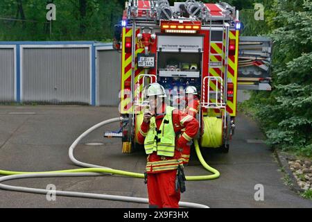 ***PRESSEMITTEILUNG & BILDERGALERIE*** Großangelegte Übung von Feuerwehr & ASB, Organisationen üben Massenanfall von Verletzten MANV in Klärwerk und Industriebrache 18.05.2024: Pressemitteilung des ASB Region Ludwigsburg: Presseinformation Feuerwehr und Rettungsdienst trainieren den Ernstfall am 18. Mai 2024 MANV-Übung am 18. Mai 2024 Markgröningen / Ludwigsburg, 17. Mai 2024 Uhr Samstag, den 18. Mai 2024 findet im Bereich Markgröningen eine Übung mit dem Rettungsdienst des ASB Region Ludwigsburg und der Freiwilligen Feuerwehr in Markgröningen zum Thema Massenanfall von Verletzten MANV statt. F Stockfoto