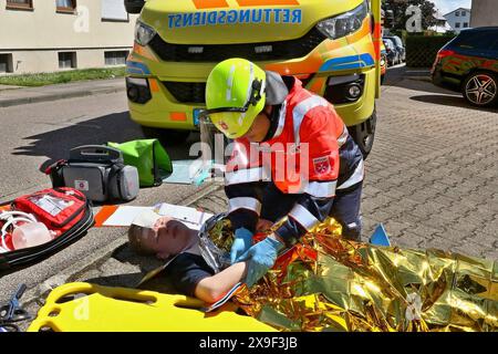 ***PRESSEMITTEILUNG & BILDERGALERIE*** Großangelegte Übung von Feuerwehr & ASB, Organisationen üben Massenanfall von Verletzten MANV in Klärwerk und Industriebrache 18.05.2024: Pressemitteilung des ASB Region Ludwigsburg: Presseinformation Feuerwehr und Rettungsdienst trainieren den Ernstfall am 18. Mai 2024 MANV-Übung am 18. Mai 2024 Markgröningen / Ludwigsburg, 17. Mai 2024 Uhr Samstag, den 18. Mai 2024 findet im Bereich Markgröningen eine Übung mit dem Rettungsdienst des ASB Region Ludwigsburg und der Freiwilligen Feuerwehr in Markgröningen zum Thema Massenanfall von Verletzten MANV statt. F Stockfoto