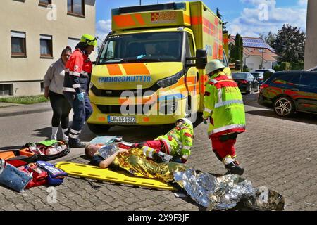 ***PRESSEMITTEILUNG & BILDERGALERIE*** Großangelegte Übung von Feuerwehr & ASB, Organisationen üben Massenanfall von Verletzten MANV in Klärwerk und Industriebrache 18.05.2024: Pressemitteilung des ASB Region Ludwigsburg: Presseinformation Feuerwehr und Rettungsdienst trainieren den Ernstfall am 18. Mai 2024 MANV-Übung am 18. Mai 2024 Markgröningen / Ludwigsburg, 17. Mai 2024 Uhr Samstag, den 18. Mai 2024 findet im Bereich Markgröningen eine Übung mit dem Rettungsdienst des ASB Region Ludwigsburg und der Freiwilligen Feuerwehr in Markgröningen zum Thema Massenanfall von Verletzten MANV statt. F Stockfoto