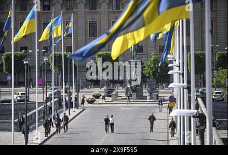Stockholm, Schweden. 31. Mai 2024. STOCKHOLM, SCHWEDEN 20240531 der ukrainische Präsident Wolodymyr Zelenskyj und Premierminister Ulf Kristersson (M) gehen am 31. Mai 2024 zum Stockholmer Palast, um den König in Stockholm, Schweden, zu treffen. Foto: Fredrik Sandberg/TT/Code 10080 Credit: TT News Agency/Alamy Live News Stockfoto
