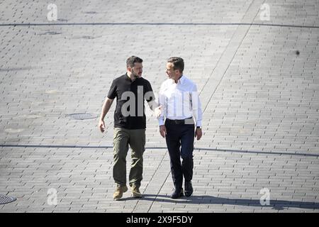 Stockholm, Schweden. 31. Mai 2024. STOCKHOLM, SCHWEDEN 20240531 der ukrainische Präsident Wolodymyr Zelenskyj und Premierminister Ulf Kristersson (M) gehen am 31. Mai 2024 zum Stockholmer Palast, um den König in Stockholm, Schweden, zu treffen. Foto: Fredrik Sandberg/TT/Code 10080 Credit: TT News Agency/Alamy Live News Stockfoto