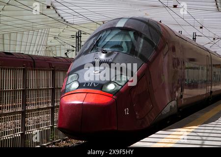 Der Hochgeschwindigkeitszug fährt in den Bahnhof Reggio Emilia AV Mediopadana ein, der in Italien fortgeschrittene Eisenbahnverkehr ist. Stockfoto