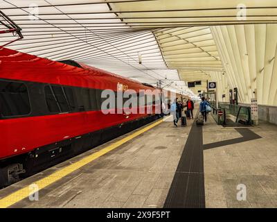 Der Hochgeschwindigkeitszug fährt in den Bahnhof Reggio Emilia AV Mediopadana ein, der in Italien fortgeschrittene Eisenbahnverkehr ist. Stockfoto