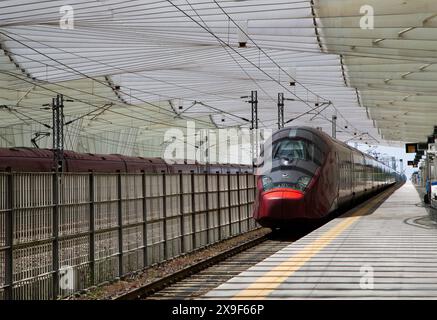 Der Hochgeschwindigkeitszug fährt in den Bahnhof Reggio Emilia AV Mediopadana ein, der in Italien fortgeschrittene Eisenbahnverkehr ist. Stockfoto