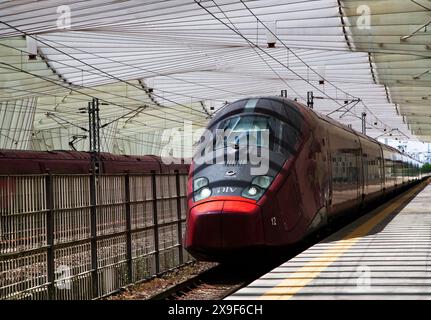 Der Hochgeschwindigkeitszug fährt in den Bahnhof Reggio Emilia AV Mediopadana ein, der in Italien fortgeschrittene Eisenbahnverkehr ist. Stockfoto