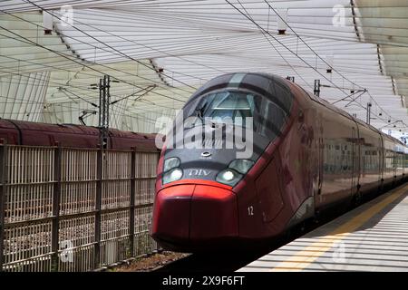 Der Hochgeschwindigkeitszug fährt in den Bahnhof Reggio Emilia AV Mediopadana ein, der in Italien fortgeschrittene Eisenbahnverkehr ist. Stockfoto