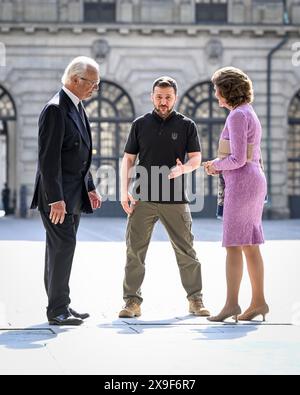 Stockholm, Schweden. 31. Mai 2024. STOCKHOLM, SCHWEDEN 20240531Schwedens König Carl Gustaf und Königin Silvia treffen am 31. Mai 2024 vor dem Stockgholm-Palast den ukrainischen Präsidenten Wolodymyr Zelensky. Foto: Fredrik Sandberg/TT/Code 10080 Credit: TT News Agency/Alamy Live News Stockfoto