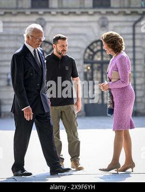 Stockholm, Schweden. 31. Mai 2024. STOCKHOLM, SCHWEDEN 20240531Schwedens König Carl Gustaf und Königin Silvia treffen am 31. Mai 2024 vor dem Stockgholm-Palast den ukrainischen Präsidenten Wolodymyr Zelensky. Foto: Fredrik Sandberg/TT/Code 10080 Credit: TT News Agency/Alamy Live News Stockfoto
