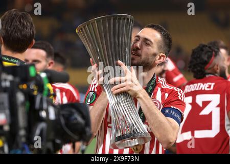 Athen, Griechenland. Mai 2024. Kostas Fortounis von Olympiacos FC feiert mit der Trophäe nach dem Sieg im Finale der UEFA Europa Conference League 1-0 in der AEK Arena in Athen. Der Bildnachweis sollte lauten: Jonathan Moscrop/Sportimage Credit: Sportimage Ltd/Alamy Live News Stockfoto