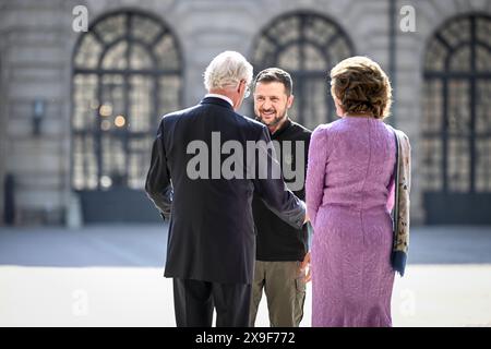 Stockholm, Schweden. 31. Mai 2024. STOCKHOLM, SCHWEDEN 20240531Schwedens König Carl Gustaf und Königin Silvia treffen am 31. Mai 2024 vor dem Stockgholm-Palast den ukrainischen Präsidenten Wolodymyr Zelensky. Foto: Fredrik Sandberg/TT/Code 10080 Credit: TT News Agency/Alamy Live News Stockfoto