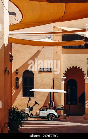 Katara Cultural Village, ein kultureller und kommerzieller Komplex in Doha, Katar, liegt an der Ostküste zwischen West Bay und The Pearl. Stockfoto