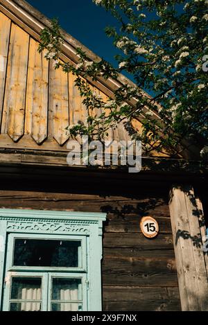 Geschnitztes Fenster in einem alten Holzhaus Stockfoto