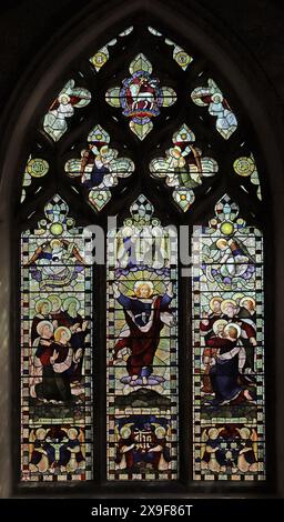 Ein Buntglasfenster mit der Darstellung der Himmelfahrt Jesu, St. Peter's Church, Wolferton, Norfolk Stockfoto