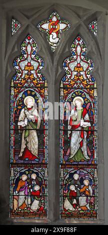 Ein Buntglasfenster von Frederick Preedy, das die Heiligen Peter und Andrew darstellt, St Andrew's Church, Ringstead, Norfolk Stockfoto