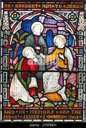 Ein Buntglasfenster von Frederick Preedy, in dem Andreas Simon Peter zu Jesus bringt (Johannes 42), St. Andrew’s Church, Ringstead, Norfolk dargestellt wird Stockfoto