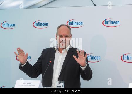 Erweiterungsbaustelle von Infineon in Dresden Infineon baut ein neues Werk in Dresden: Bei einem Pressetermin hält Dirk Hilbert, Oberbürgermeister der Landeshauptstadt Dresden, ein Grußwort. Dresden Sachsen Deutschland *** Infineon-Erweiterung Dresden Infineon baut ein neues Werk in Dresden auf einer Presseveranstaltung spricht Dirk Hilbert, Oberbürgermeister der Stadt Dresden, Dresden Sachsen Deutschland Stockfoto