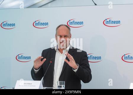 Erweiterungsbaustelle von Infineon in Dresden Infineon baut ein neues Werk in Dresden: Bei einem Pressetermin hält Dirk Hilbert, Oberbürgermeister der Landeshauptstadt Dresden, ein Grußwort. Dresden Sachsen Deutschland *** Infineon-Erweiterung Dresden Infineon baut ein neues Werk in Dresden auf einer Presseveranstaltung spricht Dirk Hilbert, Oberbürgermeister der Stadt Dresden, Dresden Sachsen Deutschland Stockfoto